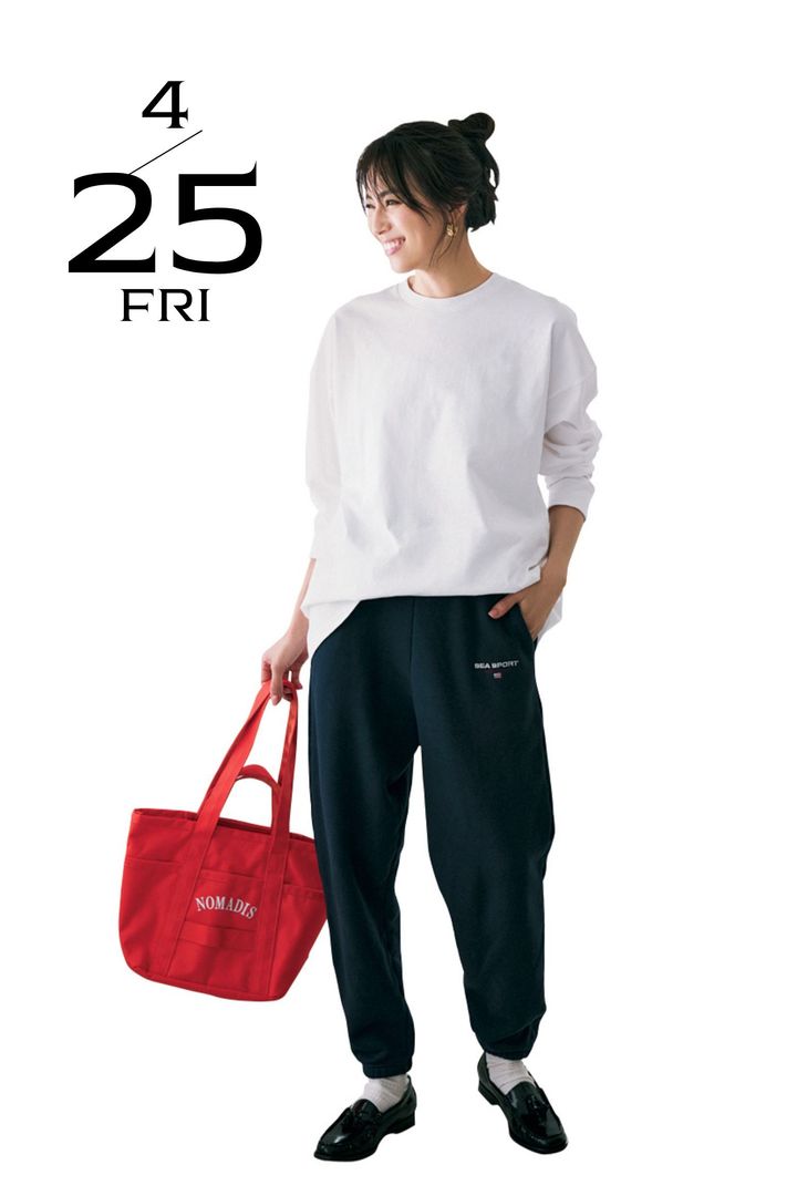 白のゆるっとしたロンTとスウェットパンツにローファーや赤トートバッグを合わせた着こなし