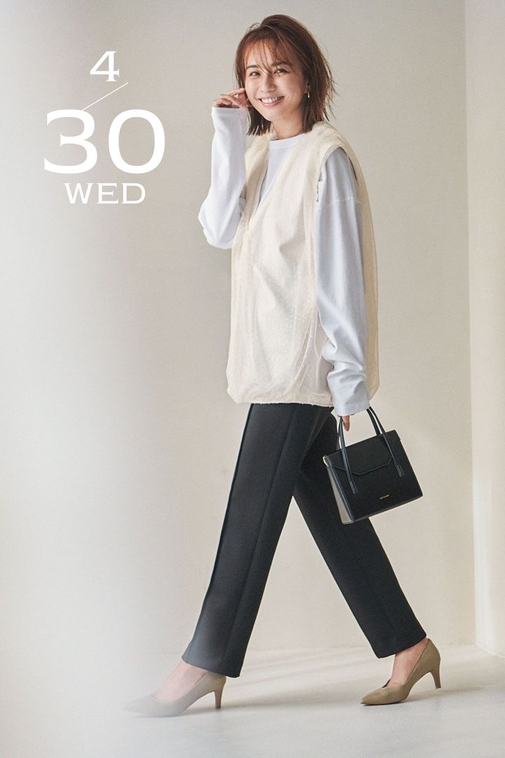 白ロンTと黒パンツにチュール付きベストをレイヤードした優木まおみさん