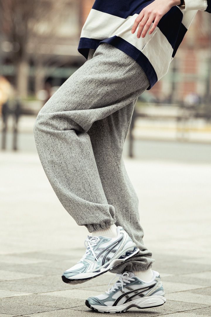 野暮ったくならないスウェットパンツとロゴ入りスウェットの着こなし方