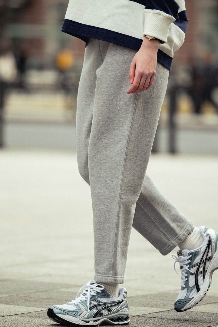 野暮ったくならないスウェットパンツとロゴ入りスウェットの着こなし方