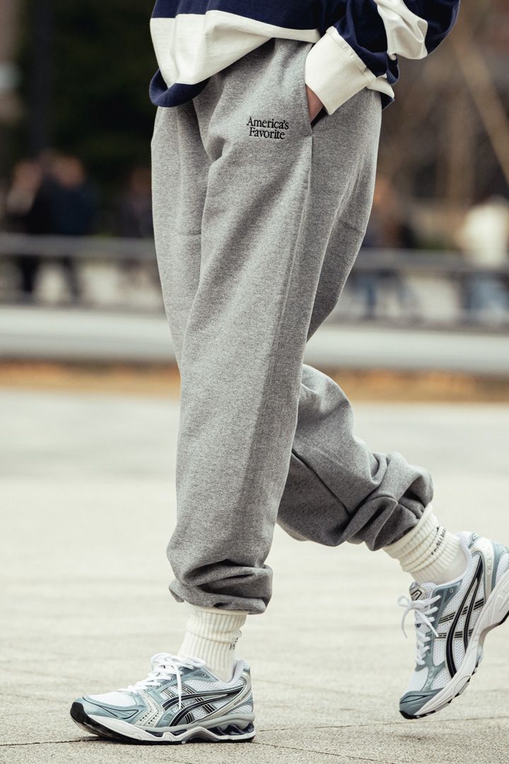 野暮ったくならないスウェットパンツとロゴ入りスウェットの着こなし方