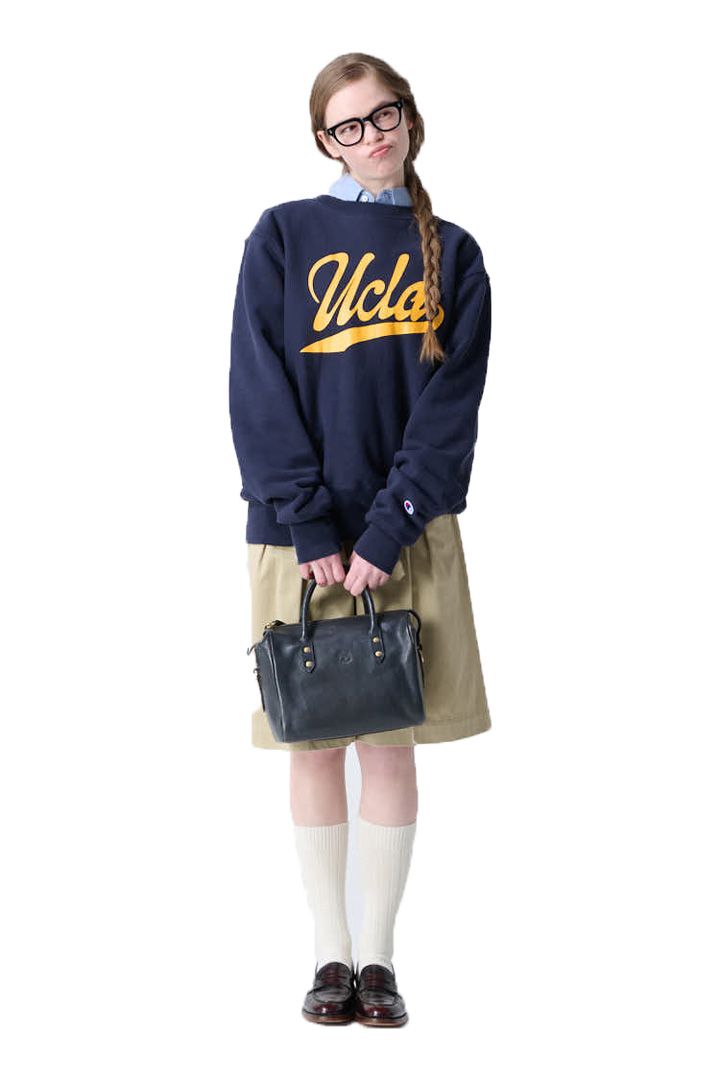 野暮ったくならないスウェットパンツとロゴ入りスウェットの着こなし方