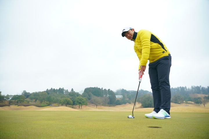パターのアドレスは「真っすぐにしない」が正解！人気コーチが解説