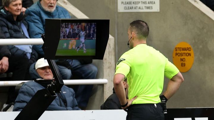 「女の子が沢山いるパーティに…」と誘い出し男性に性的暴行…サッカー界のスキャンダルが話題に