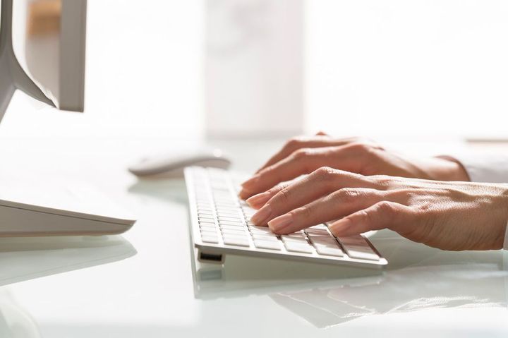 キーボードをタイピングする手