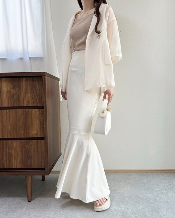 しまむらのホワイトの「シアージャケット」×マーメイドスカート