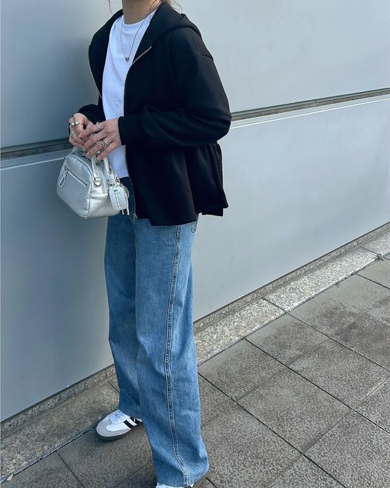 UNIQLOのホワイトの「テクスチャージャージーT」×ストレートジーンズ