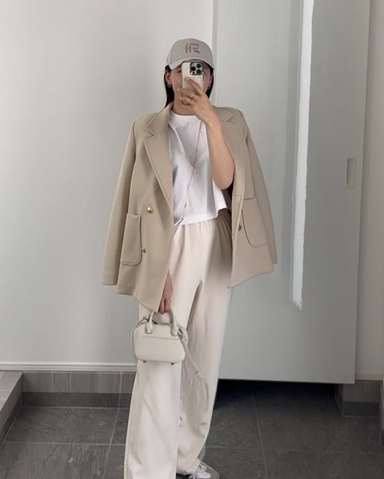 UNIQLOのホワイトの「テクスチャージャージーT」×イージーパンツ