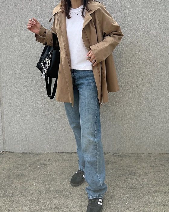 UNIQLOのホワイトの「テクスチャージャージーT」×ストレートジーンズ