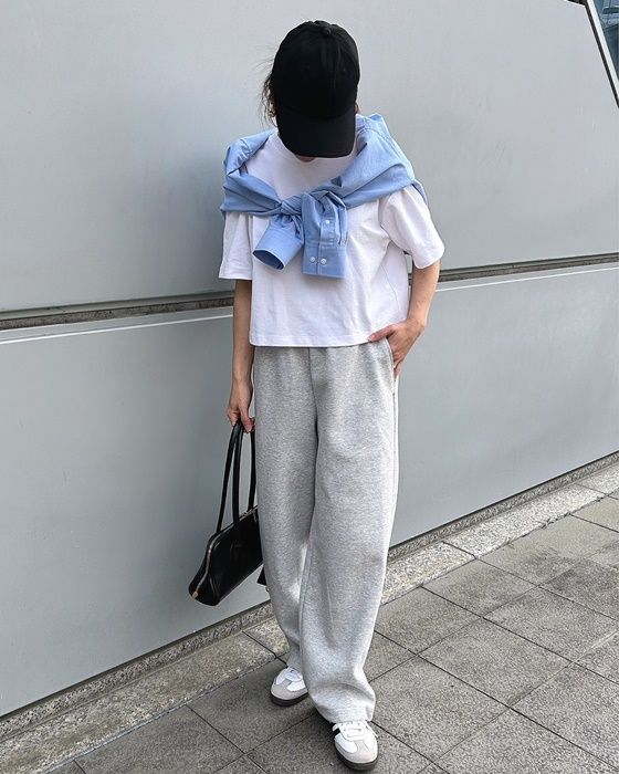 UNIQLOのホワイトの「テクスチャージャージーT」×スウェットワイドパンツ