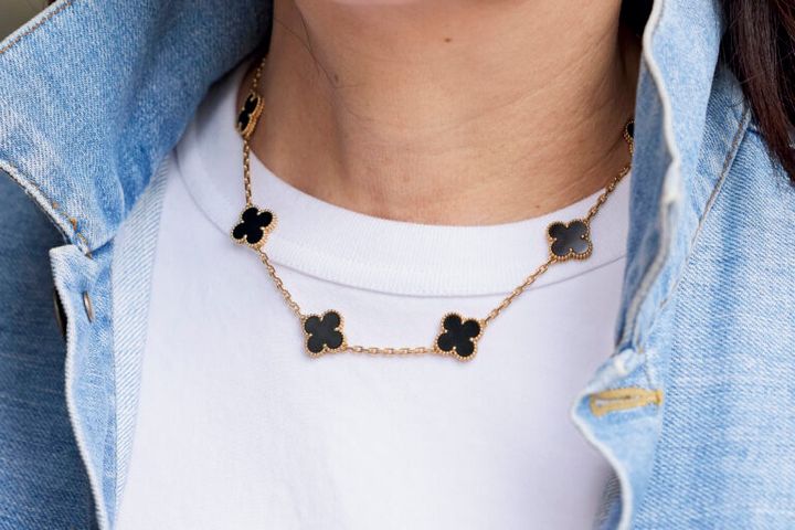 白Tシャツには、シンプルになり過ぎないようにヴァンクリーフ＆アーペルのアルハンブラをオン。