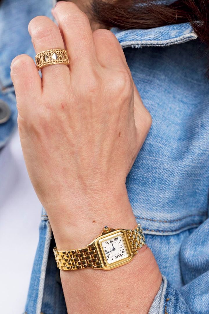 カルティエのパンテールはどんな着こなしにもマッチ。リングは昨年パリの本店で購入したというディオール。