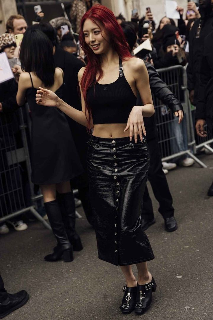 画像: くびれたウエストに視線集中！ オールブラックは肌見せで即、赤抜け