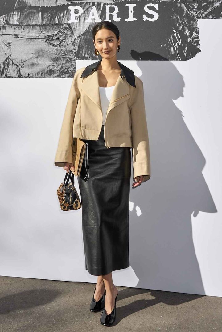 画像: レザーとトレンチで魅せる洗練のミニマルスタイル