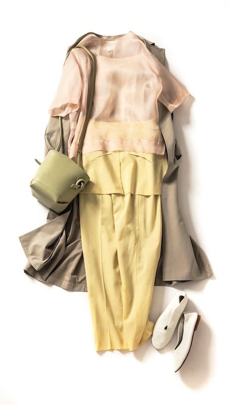 シアーブラウス×デザインパンツのコーデ