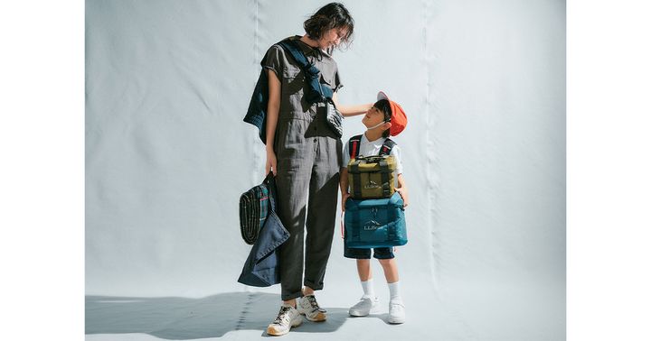 グレーの半袖オールインワンにジャケットを襷掛けしてスニーカーを合わせた遠足コーデ