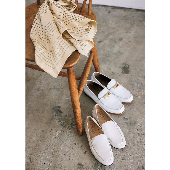 近藤千尋さん私物のトーテムのスカーフとトッズとエルメスの白ローファー