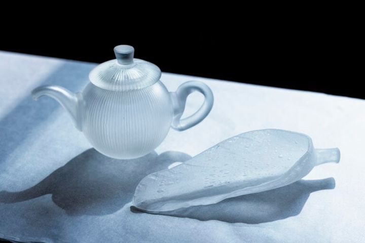 すりガラスの急須はW16×D9.5×H10㎝ 30,800円。木葉形の茶そくはトレーにも。W18×D6×H4.5㎝ 18,700円。