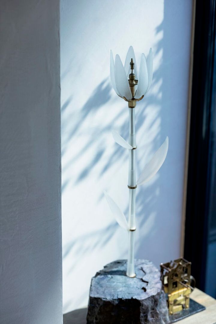 古い時計のゼンマイを再利用した「石に咲く花」