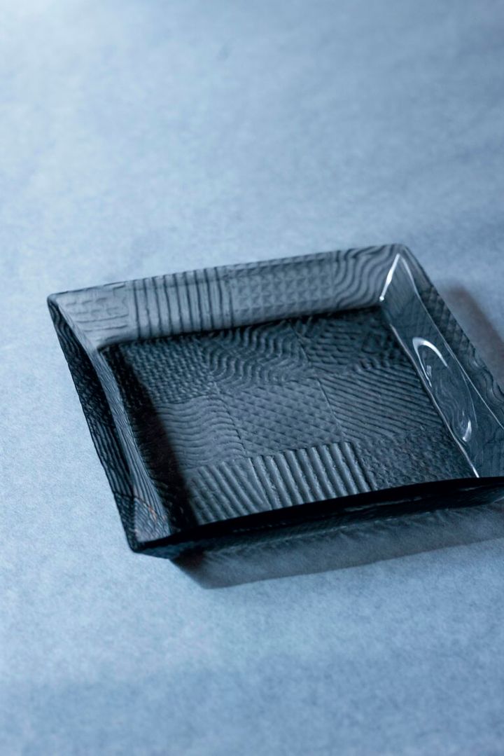 独自の型にガラスを吹き込んで成形したトレー W18×D18×H2.5㎝ 30,800円