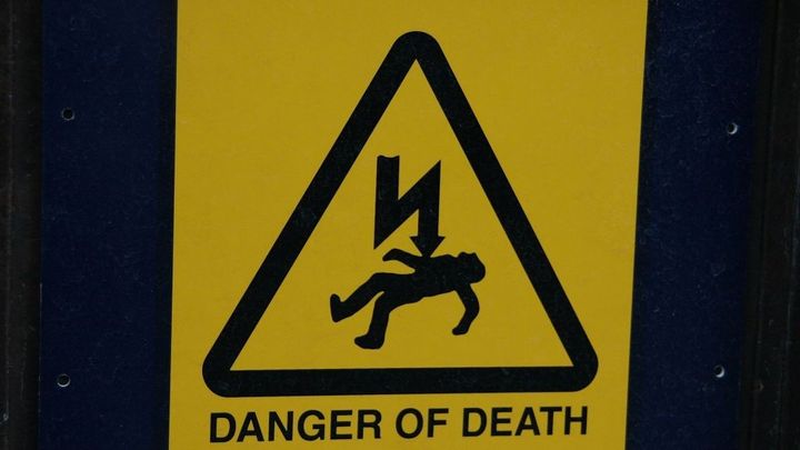 練習中に選手3人が感電して負傷…高圧線の破裂切断によるものか