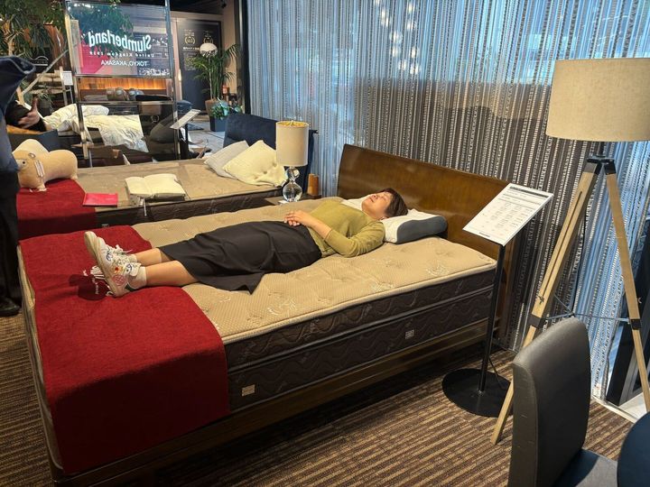 マットレスの硬さを体験中