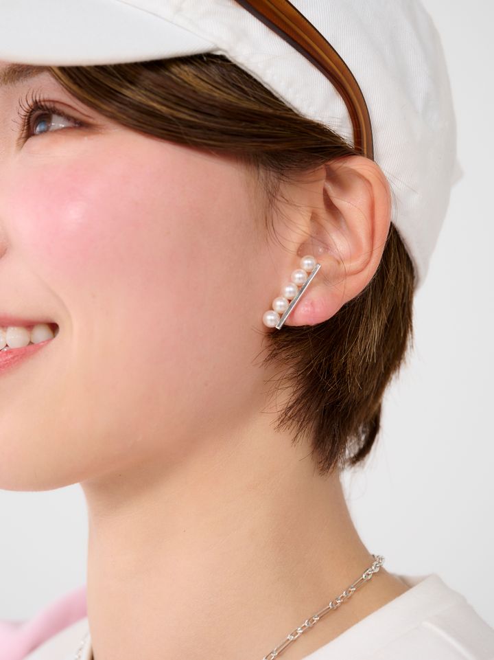 クラウドチームVERY髙橋香穂のトッズの白っぽローファーコーディネートのピアスはTASAKI