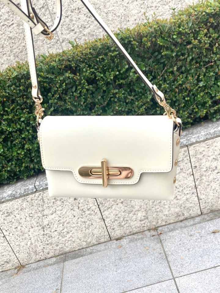 「アナイ」のバッグ