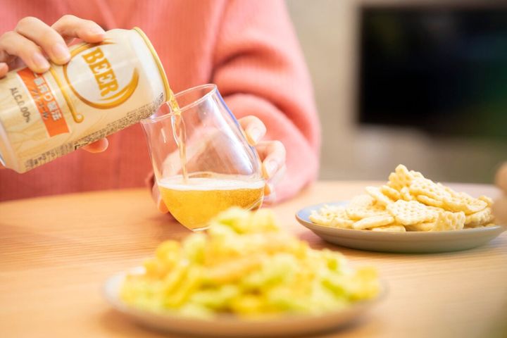 缶ビールを冷凍庫で冷やしてはいけない理由は？（画像はイメージ）