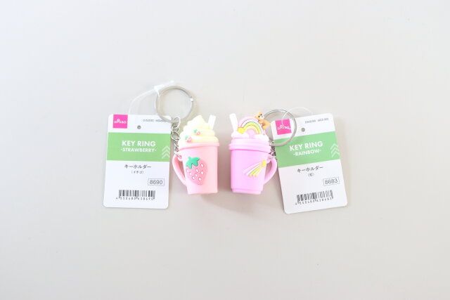 ダイソーのキーホルダー（イチゴ）とキーホルダー（虹）