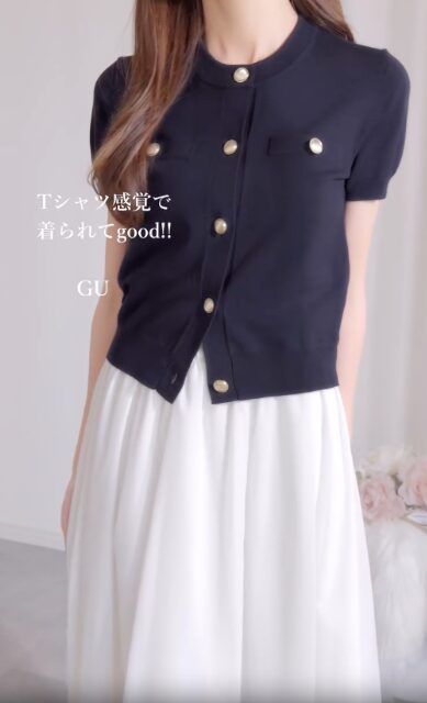 ネイビーのメタルボタンカーディガンとスカートを着たコーデ