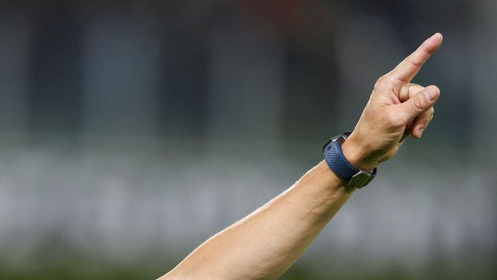 これはヤバい…ボールが頭を直撃、「レフェリーが記憶喪失になった瞬間」が衝撃的