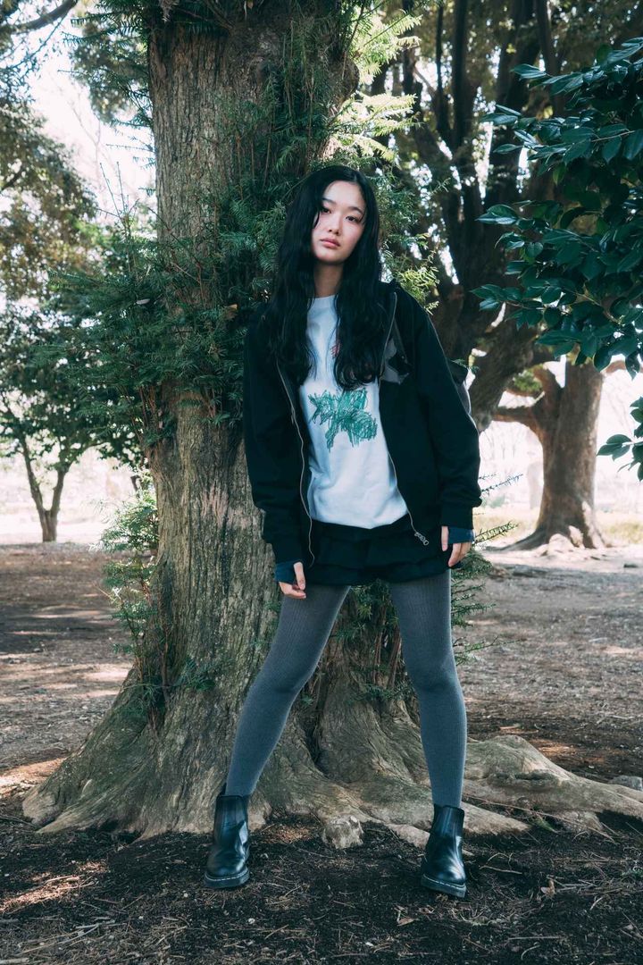 画像1: 女性だからこそ着れる、ガーリーなブラックコーデがポイント！