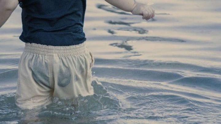 池に落ちてびしょ濡れに（画像はイメージ）