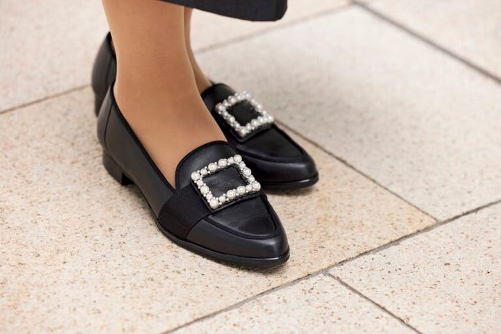 「ふんわりスカートの足元をヒールにすると古く見えるので、ダイアナのローファーをセレクトしました」