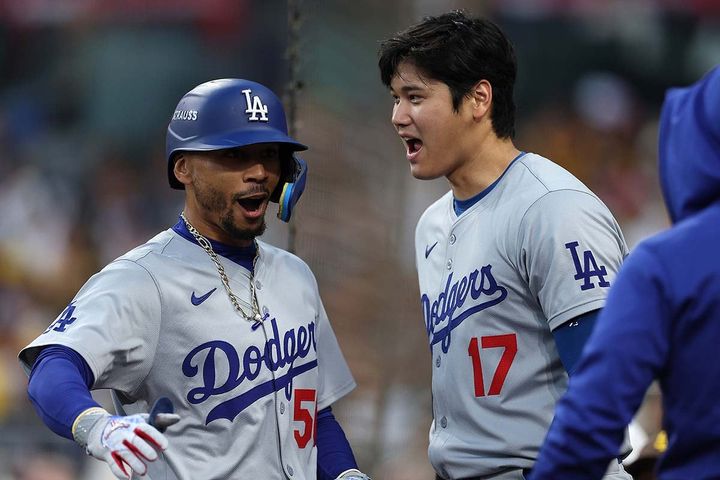 ドジャースのムーキー・ベッツ（左）と大谷翔平（C）Getty Images
