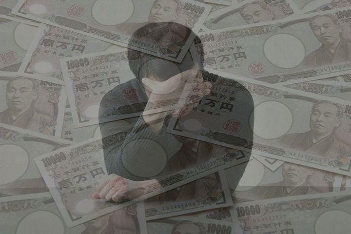 お金のトラブルについて考える人