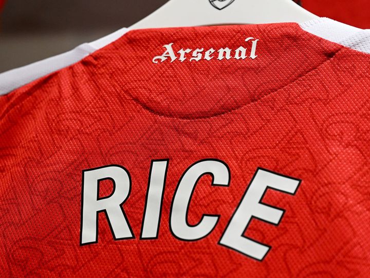 アーセナル、2025-26新ユニフォームを発表！懐かしの「ゴシック文字」ロゴが復活する