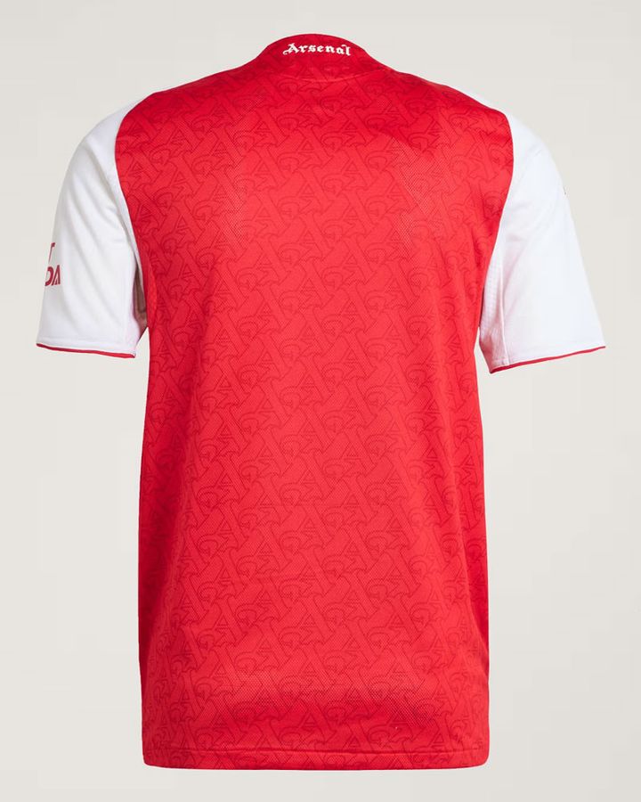 アーセナル、2025-26新ユニフォームを発表！懐かしの「ゴシック文字」ロゴが復活する