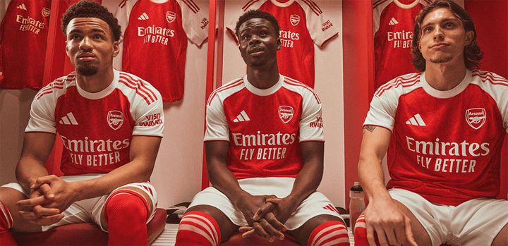 アーセナル、2025-26新ユニフォームを発表！懐かしの「ゴシック文字」ロゴが復活する