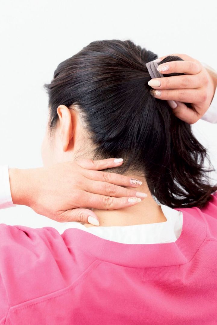 首の後ろにCCクリームを塗る