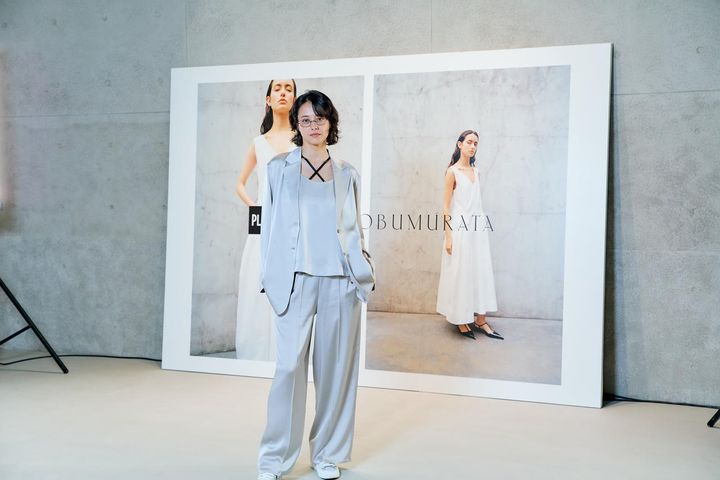 画像3: 【PLST×HARUNOBUMURATA】トリアセサテンジャケット¥19,000、トリアセサテンノースリーブブラウス¥9,990、トリアセサテンフルレングスイージーパンツ¥15,000 www.plst.com