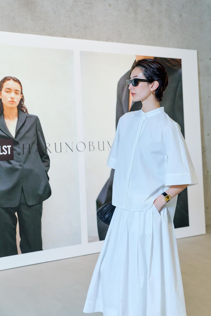 画像: 【PLST×HARUNOBUMURATA】コットンブレンドハーフスリーブシャツ¥12,000、コットンブレンドダブルタックフレアスカート¥15,000 www.plst.com