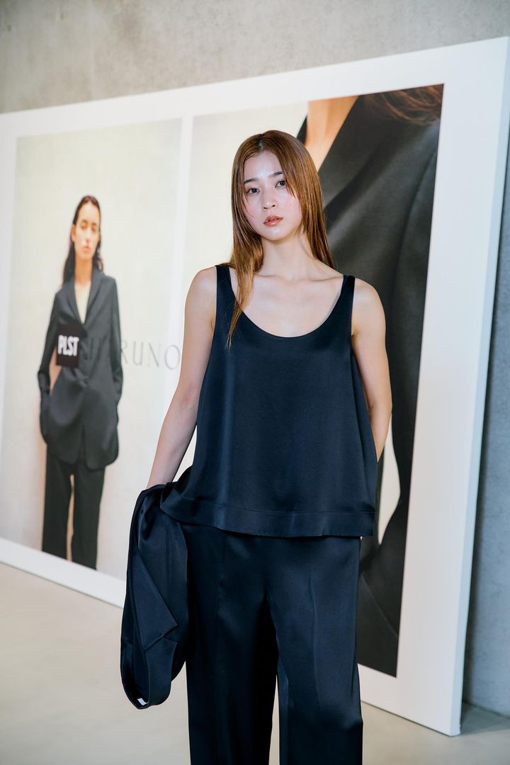 画像2: 【PLST×HARUNOBUMURATA】トリアセサテンジャケット¥19,000、トリアセサテンノースリーブブラウス¥9,990、トリアセサテンフルレングスイージーパンツ¥15,000 www.plst.com