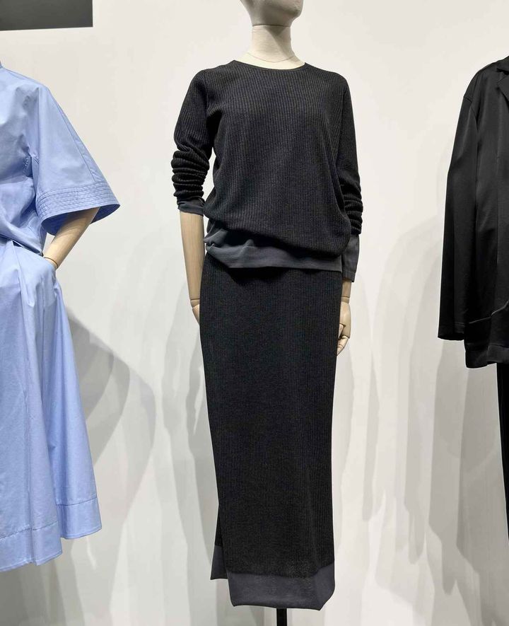 画像: 【PLST×HARUNOBUMURATA】シアーリブニットプルオーバー¥13,000、シアーリブニットスカート¥13,000 www.plst.com