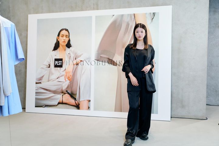画像1: 【PLST×HARUNOBUMURATA】トリアセサテンジャケット¥19,000、トリアセサテンノースリーブブラウス¥9,990、トリアセサテンフルレングスイージーパンツ¥15,000 www.plst.com