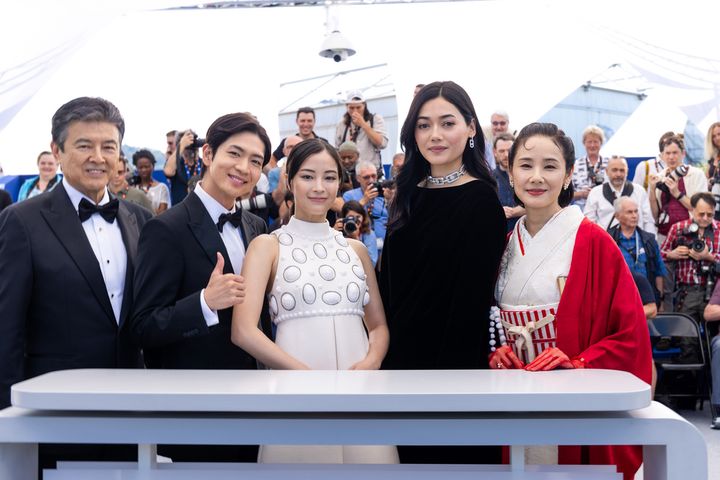 広瀬すず、爽やかなノースリーブドレス姿に歓声！ 吉田羊は赤白の「寿ぎ」着物スタイルでカンヌ映画祭に登場