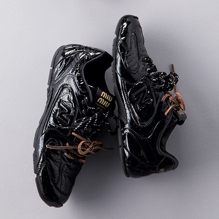 読者私物のミュウミュウのエナメル素材の黒スニーカー