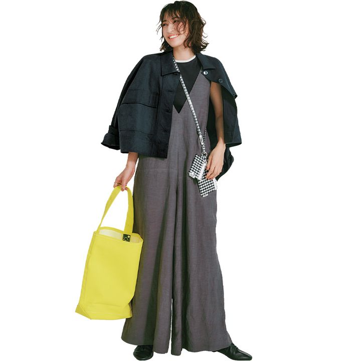 スカート見え太パンツのグレーのオールインワンにジャケットを肩掛けしてイエローのトートを持った遠足コーデ