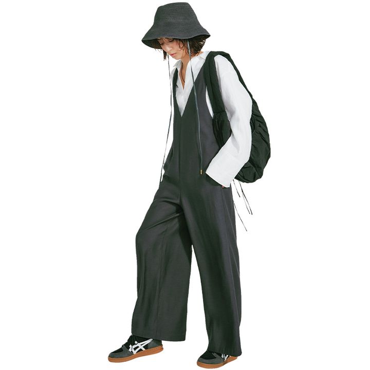 白シャツにグレーのVネックオールインワンを着てハットとスニーカーを合わせた遠足コーデ